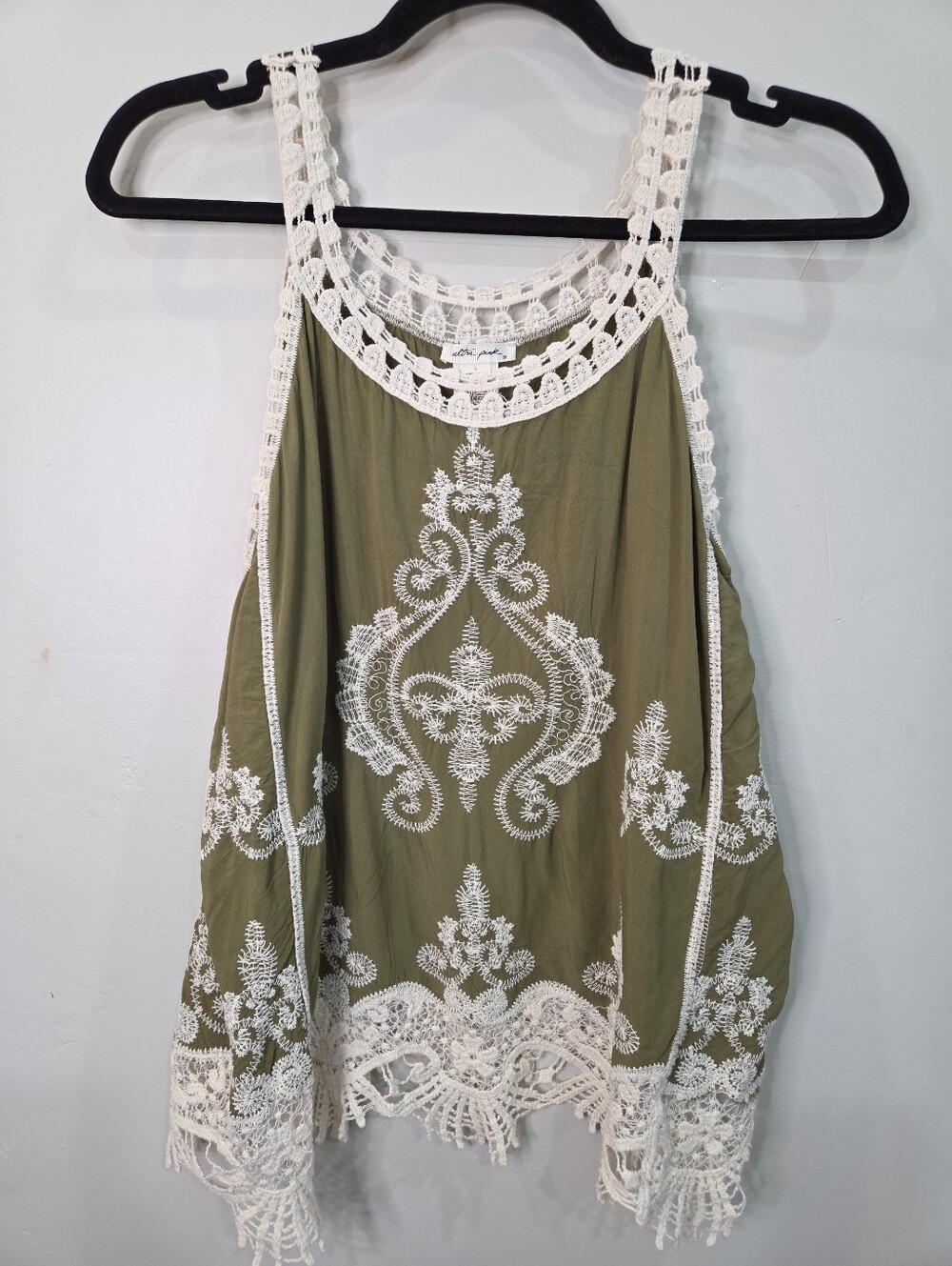 Ultra Pink Boho Embroidered Tank Top Size Large Green & Cream Crochet Lace